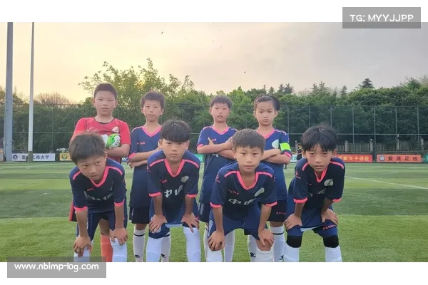 中国足球小将与多名留洋球员观看老二科内二次首秀 中场休息期间互动引关注 中国足球小将与多名留洋球员观看老二科内二次首秀 中场休息期间互动引关注
